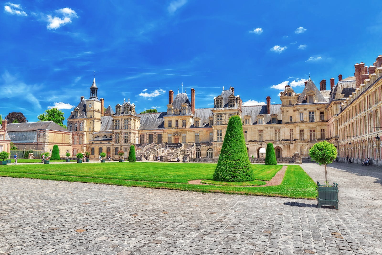 Le château de Fontainebleau et sa cour d'honneur, à quelques minutes du siège de SwanLefta Holding Group